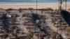 Ruínas de casas queimadas pelo incêndio de Palisades, no bairro de Pacific Palisades, em Los Angeles, a 12 de janeiro de 2025. 