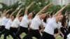 2018年6月17日，中国湖北襄阳，妇女练习瑜伽。