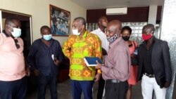 Abel Chivukuvuku, ao centro de camisa amarela, com apoiantes no Sumbe