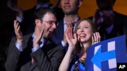 Chelsea Clinton, junto a su esposo Marc Mezvinsky, han estado presentes en la Convención Demócrata desde el primer día.