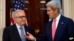 John Kerry, derecha, se reúne en Londres con el enviado de la Liga Arabe de Naciones Unidas, Lakhdar Brahimi.