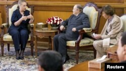 La secretaria de Estado, Hillary Clinton, y el presidente argelino, Abdelaziz Bouteflika.