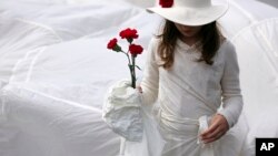 Menina celebra 25 de Abril de 1974