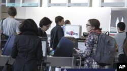 Aeropuertos y carreteras de EE.UU. están abarrotados de personas que esperan llegar a tiempo para cenar con sus familiares.