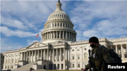 Un soldat de la garde nationale passe devant le Capitole.