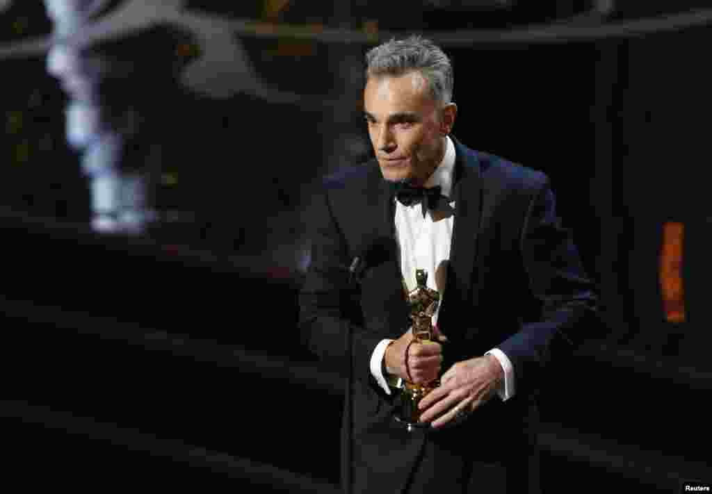 Daniel Day Lewis acepta su premio Oscar como Mejor Actor por su participación en la película "Lincoln". 
