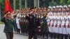 美軍參謀長聯席會議主席訪問越南，和越南軍隊總參謀長檢閱儀仗隊（2014年8月14日）