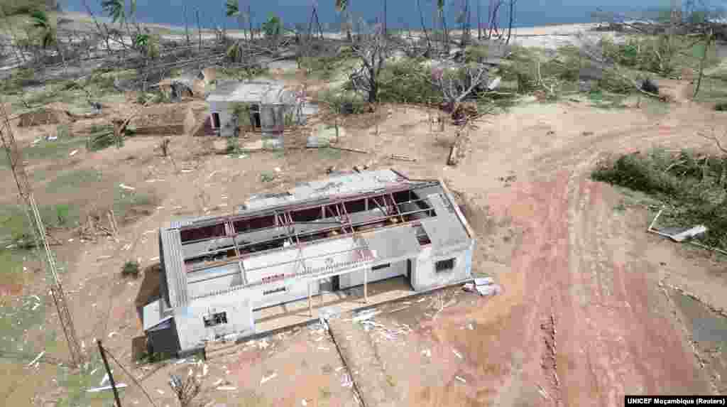 Edifícios parcialmente destruídos e árvores desenraizadas permanecem depois de o ciclone Chido ter atingido o distrito de Mecufi, província de Cabo Delgado, Moçambique, a 16 de dezembro de 2024, nesta captura de ecrã retirada de um vídeo de um drone.&nbsp;