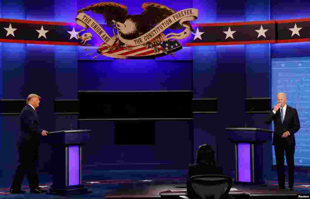 Momento en que el presidente Donald Trump y el candidato presidencial dem&#243;crata Joe Biden llegan al escenario para participar en el debate final de la campa&#241;a presidencial de Estados Unidos de 2020, en la Universidad de Belmont, en Nashville, Tennessee.