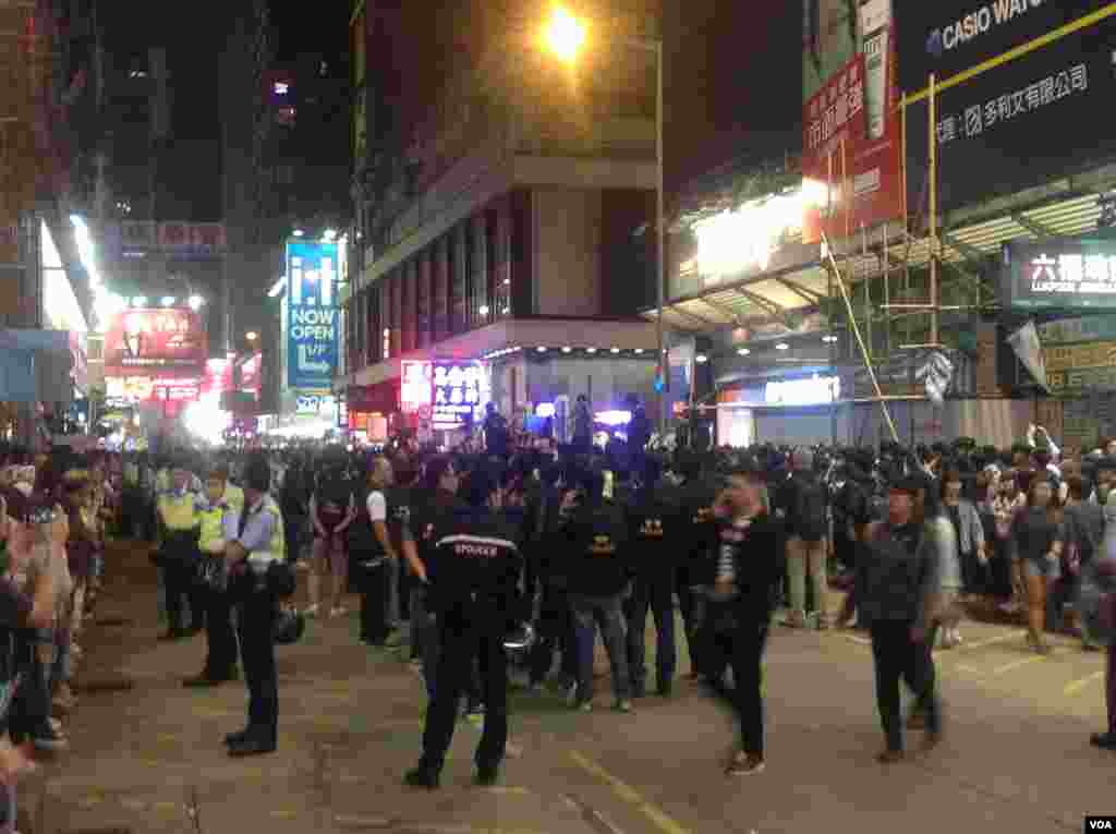 大批市民連續第二晚在旺角與警方「巷戰」 （美國之音海彥拍攝 ）
