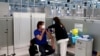 Una mujer recibe una vacuna contra COVID-19 en Madrid, España, el 24 de marzo de 2021.