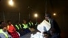 Les responsables électoraux comptent les bulletins de vote, alors que les bureaux de vote ferment après les élections générales dans la commune de Mbare, Harare, Zimbabwe, le 23 août 2023.