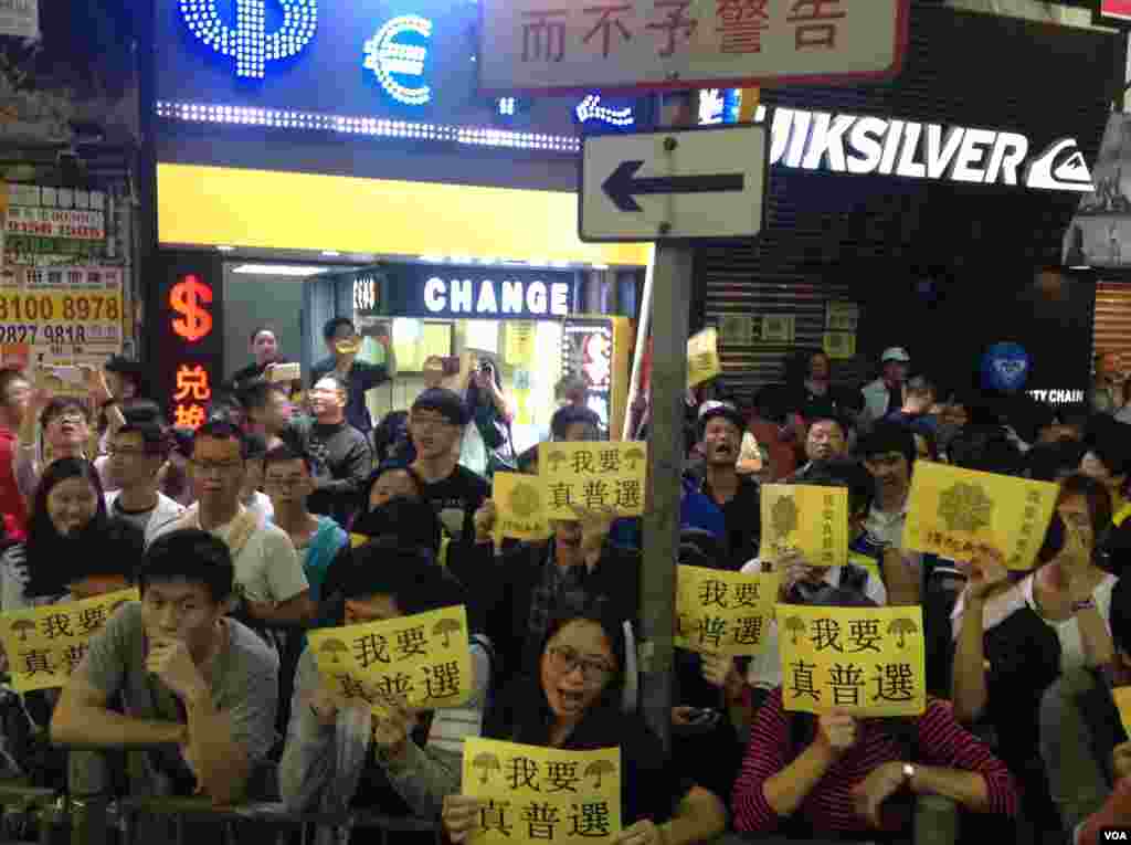 上千港人連續第四晚在旺角聚集爭真普選(美國之音海彥拍攝)