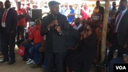 Mutungamiri weMDC Alliance, VaNelson Chamisa vachitaura vari kurufu rwenhengo yavo Amai Miriam Mushayi kuMagunje.