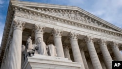 La Corte Suprema de EE.UU. decidió no intervenir en disputa sobre prohibición de armas de asalto en dos estados.
