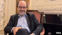 《经济学人》前总编、国际战略研究所董事会总监(Bill Emmott)2024年在华盛顿接受美国之音记者燕青采访。
