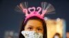 Una niña con una máscara y una banda para la cabeza "2021" visita un centro comercial en medio de la prohibición de las celebraciones de la cuenta regresiva del Año Nuevo por coronavirus. Bangkok, Tailandia, 31 de diciembre de 2020. [Reuters]