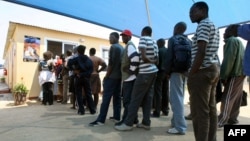 FILE: Abadabuka eZimbabwe abadinga amaphepha okuhlala kwele Botswana