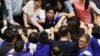 在台灣立法院裡執政黨民進黨立委與在野黨國民黨立委發生衝突。 （2020年6月29日）