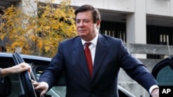 Paul Manafort, ex jefe de la campaña electoral del presidente Donald Trump, quien enfrenta cargos por delitos financieros relacionados con su asesoría política en Ucrania está bajo arresto domiciliario mientras trabaja en un acuerdo de fianza con el gobierno de EE.UU.