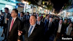 El Secretario de Estado de Estados Unidos Mike Pompeo, acompañado por el Embajador de los Estados Unidos en Vietnam Daniel Kritenbrink camina por las calles de Hanoi, Vietnam el 8 de julio de 2018.