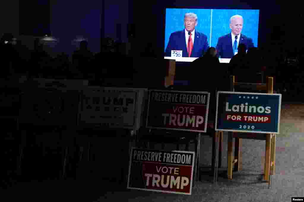 Partidarios de Donald Trump contemplan el &#250;ltimo debate presidencial entre Trump y Joe Biden en una reuni&#243;n organizada dentro de la oficina del Partido Republicano del condado de Eau Claire en Altoona, Wisconsin.