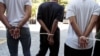 Presuntos miembros de la pandilla Mara Salvatrucha (MS-13) se presentan a los medios de comunicación en El Salvador después de ser detenidos por cargos de homicidio y terrorismo.