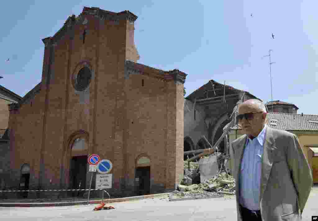 Un hombre camina frente a la iglesia de Mirandola que se derrumbó tras el terremoto que sacudió el norte de Italia.