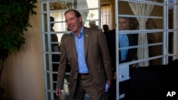 El senador Tom Udall, llega a una conferencia de prensa en La Haban. Le sigue, atrás, el senador Al Franken.