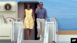 La primera dama Michelle Obama y el presidente Barack Obama a su arribo a la estación de Guarda Costas de Cape Cod, en Bourne, Massachusetts