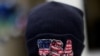 Un menor de Honduras, que vive temporalmente dentro del albergue para migrantes El Caminante, en Palenque, México, usa una gorra estadounidense el 26 de marzo de 2021.