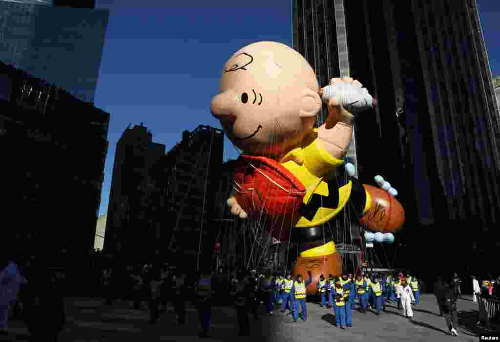 Un globo de Charlie Brown flota sobre la multitud, durante el desfile del Día de Acción de Gracias de Macy&#39;s en Manhattan, Nueva York. 