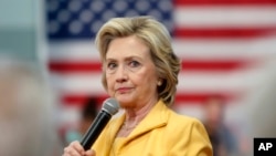 La candidata presidencial Hillary Clinton escucha una pregunta durante un mitin en Nashua, New Hampshire.