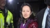 孟晚舟在保释听证后走出加拿大不列颠哥伦比亚省高级法院。 （2018年12月11日）