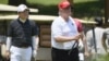 El presidente de EE.UU.,Donald Trump, y el primer ministro de Japón, Shinzo Abe, juegan golf en el Country Club Mobara, en la prefectura de Chiba, Japón, el 26 de mayo de 2019. Foto de la agencia Kyodo. 