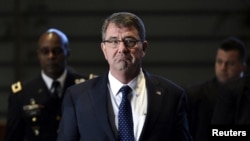  Ashton Carter walks camino a su reunión con el primer ministro japonés, Shinzo Abe.
