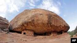 Foto de las ruinas "Casa en llamas" en el cañón Mule, cerca de Blanding, Utah en el Monumento Nacional Bears Ears en Utah.
