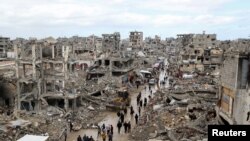 Người Palestine đi trong đống đổ nát tại Gaza City ngày 6/2/2025. 