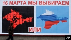 Un cartel llamando al voto a favor del referendo en Sevastopol, Crimea.