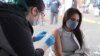 Varios estados de EE. UU. están vacunando a adultos de todas las edades. En la foto una mujer de 31 años recibe la vacuna de Johnson & Johnson en Los Ángeles, California, el 25 de marzo de 2021.