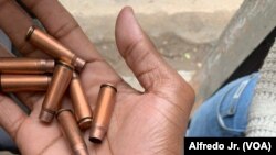Um manifestante mostra as balas reais atiradas pela polícia durante a manifestação deste 7 de novembro, convocada por Venâncio Mondlane. Maputo, Moçambique