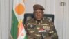 Cette capture d'écran vidéo obtenue par l'AFP auprès de l'ORTN - Télé Sahel le 28 juillet 2023 montre le général Abdourahamane Tchiani, nouvel homme fort du Niger,lisant une déclaration en tant que "président du Conseil national pour la sauvegarde de la patrie".
