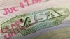 La foto de archivo muestra un sello de visa en un pasaporte extranjero.