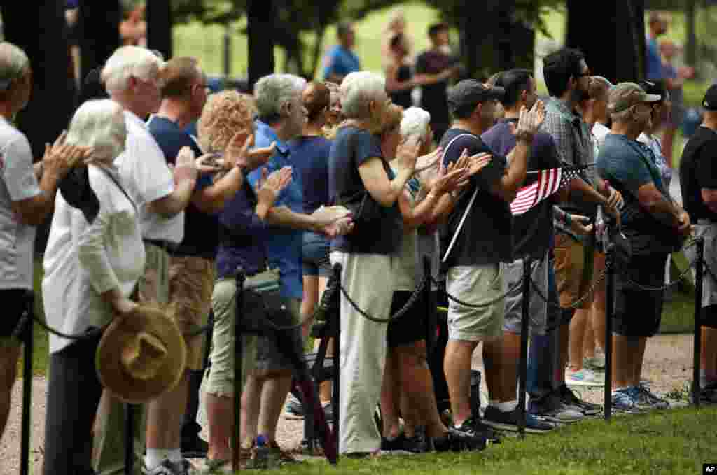 Espectadores saludan a Cindy McCain, esposa del senador John McCain, tras depositar una ofrenda floral en el Monumento a los Veteranos de Vietnam en Washington, el 1 de septiembre de 2018. &nbsp;