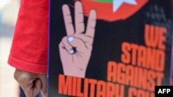 示威者在雅加達舉行東盟峰會的建築物外抗議緬甸軍事政變。（2021年4月24日）