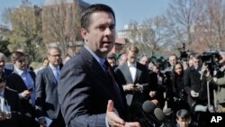 El presidente de la Comisión de Inteligencia de la Cámara de Representantes, Devin Nunes, habla con periodistas frente a la Casa Blanca.