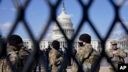 La Garde nationale veille sur le Capitole, le jeudi 4 mars 2021, au Capitole à Washington. 