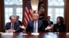 El presidente Donald Trump habla a los periodistas antes de iniciar una reunión con ejecutivos bancarios en la que se trató sobre un posible paquete de medidas económicas para hacer frente a la crisis. 