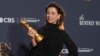Fernanda Torres, atriz brasileira, mostra o troféu Globo de Ouro de Melhor Atriz na categoria de filme drama na Sala de Imprensa, Beverly Hills, Calif.