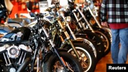 Motocicletas Harley Davidson en una sala de exhibición en Londres, Gran Bretaña